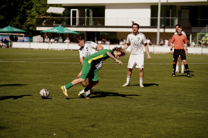 Zweikampf zwischen SpV Flittard und FV Wiehl im Fußballspiel