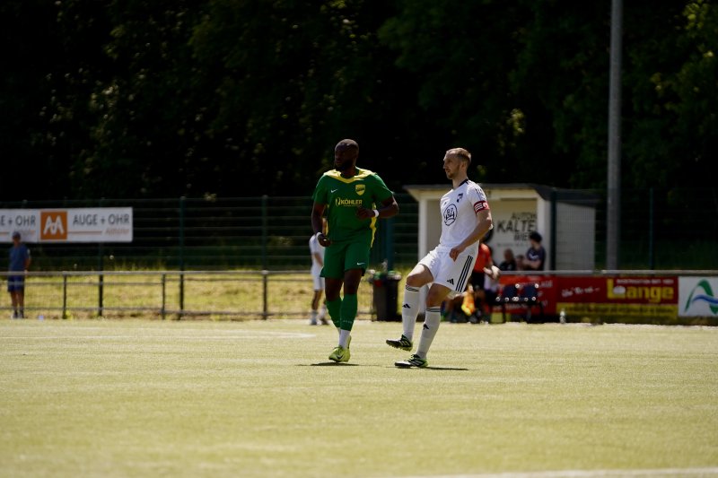 Zweikampf zwischen SpV Flittard und FV Wiehl im Laufduell