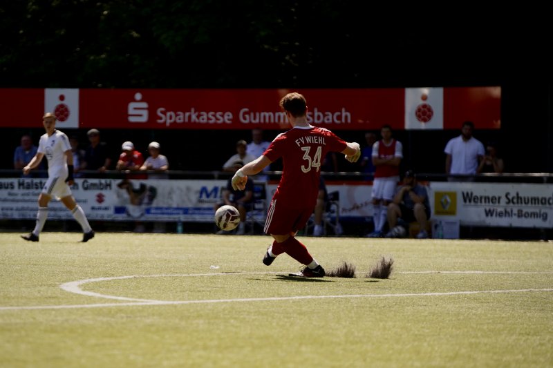 Justin Broy (#34; FV Wiehl) beim Abschlag im Strafraum