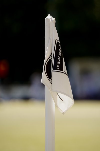 Eckfahne mit FV Wiehl 2000 e.V. Logo am Spielfeldrand