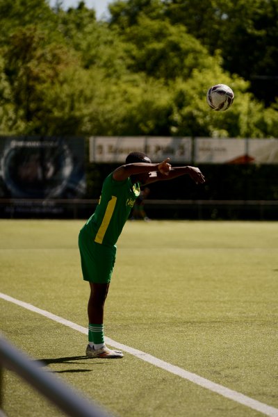 SpV Flittard Spieler beim Einwurf an der Seitenlinie