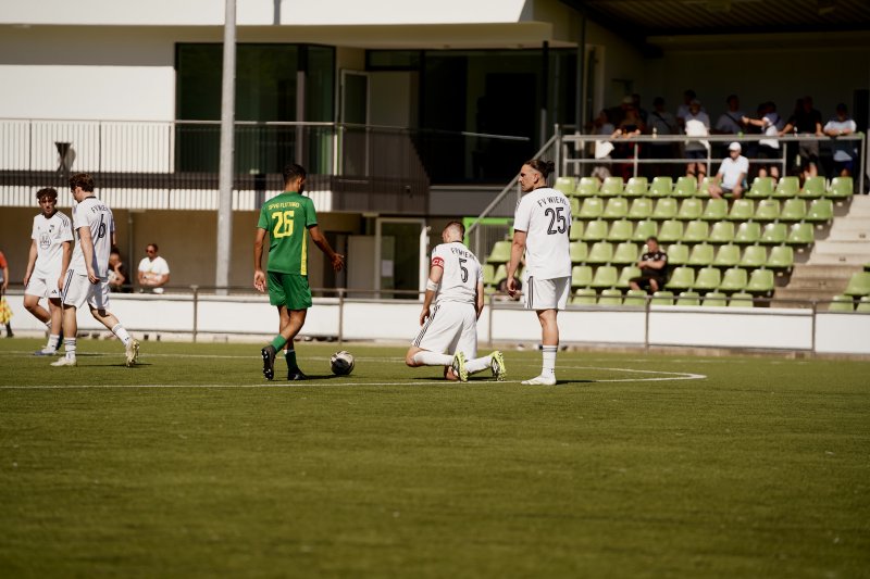 Bastian Schwarz (#5; FV Wiehl) im Zweikampf gegen SpVg Flittard