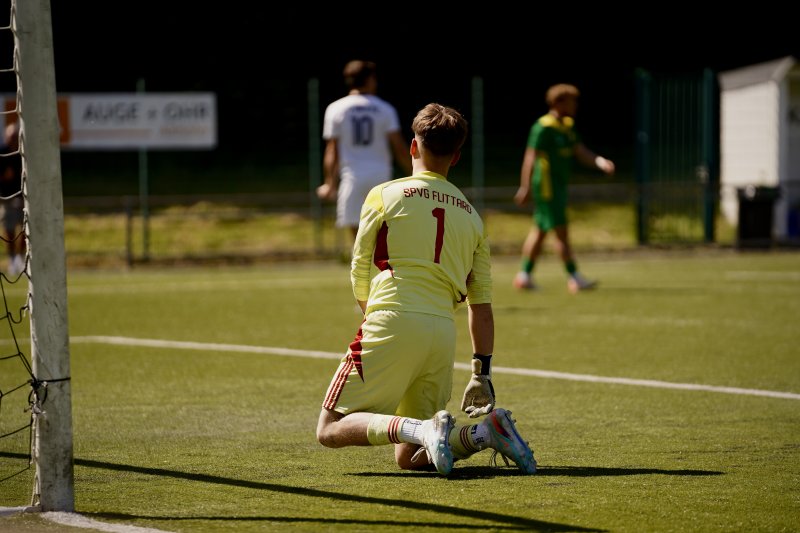 Emre Öztürk (#99; SpV Flittard) kniet nach Gegentor im Tor