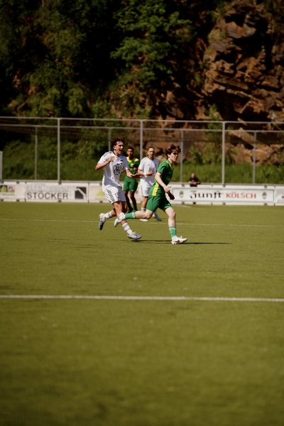 Zweikampf zwischen FV Wiehl und SpV Flittard im Laufduell