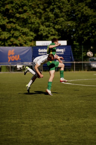 Bastian Schwarz (#5; FV Wiehl) im Kopfballduell gegen SpV Flittard