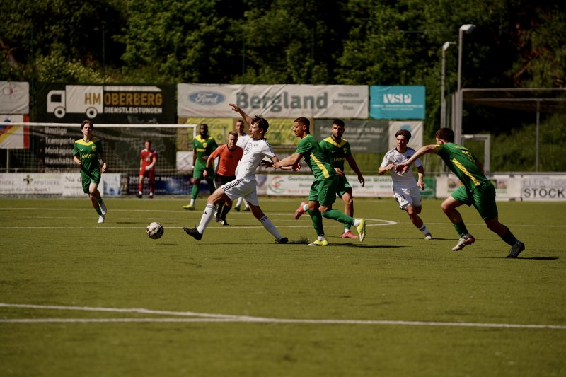 FV Wiehl im Zweikampf gegen SpV Flittard