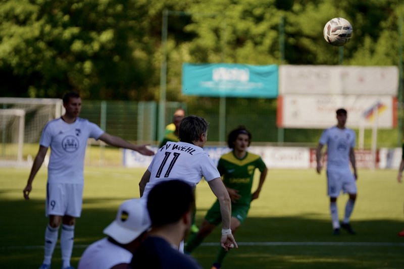 Alexander Marks (#11; FV Wiehl) beim Kopfball gegen SpV Flittard