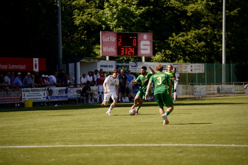 Justus Dabringhausen (#21; FV Wiehl) im Zweikampf gegen SpV Flittard