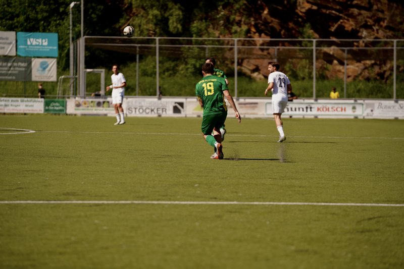Mate Milos (#19; SpV Flittard) spielt langen Ball nach vorne