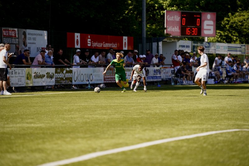 Zweikampf zwischen SpV Flittard und FV Wiehl beim Anpfiff