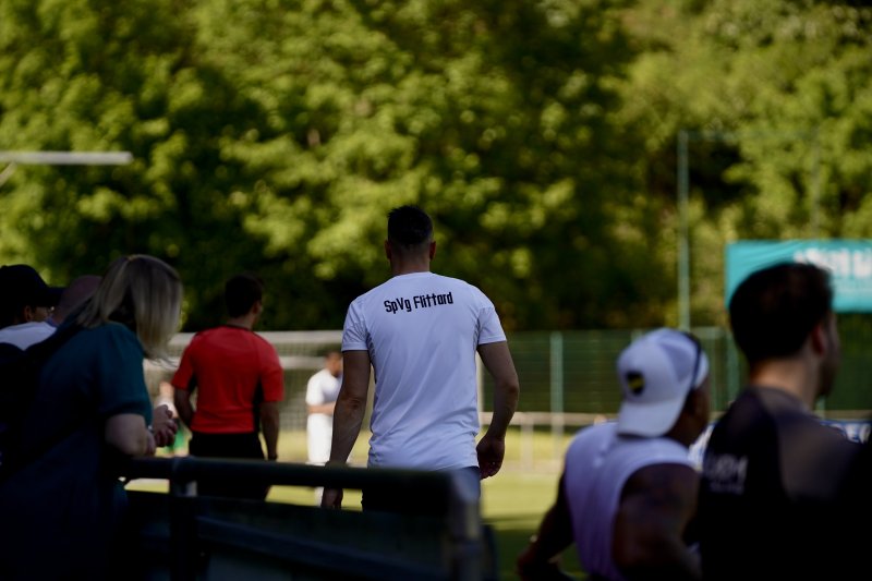 SpVg Flittard – Offizieller am Spielfeldrand beobachtet das Geschehen