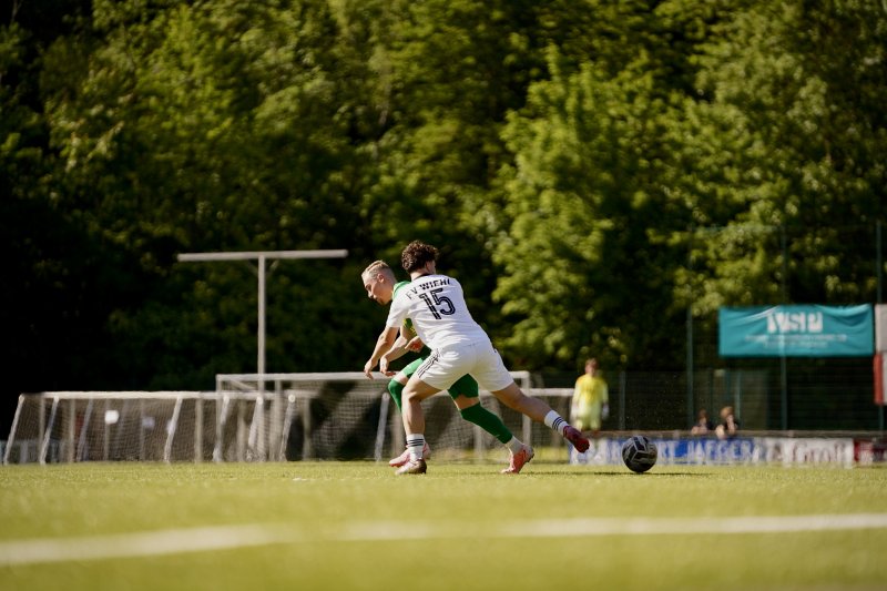 Gino Lanfranco (#15; FV Wiehl) im Zweikampf gegen SpV Flittard