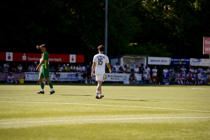 Gino Lanfranco (#15; FV Wiehl) läuft über den Rasen