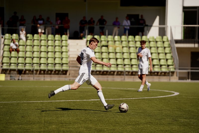 Louis Usko (#19; FV Wiehl) beim Schuss auf dem Rasen