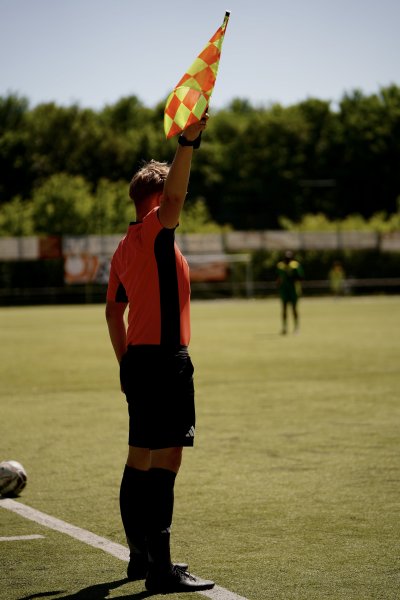 Linienrichter zeigt Fahne beim Spiel FV Wiehl gegen SpV Flittard