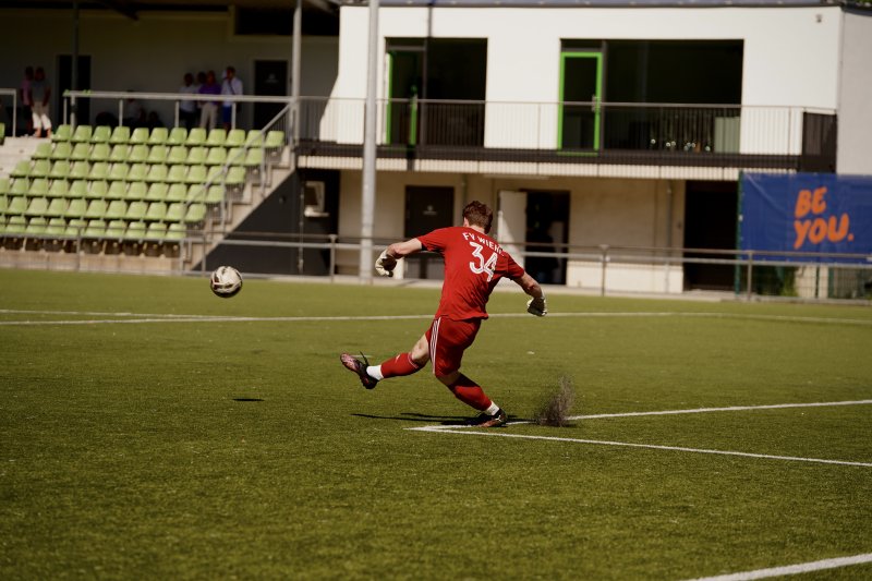 Justin Broy (#34; FV Wiehl) beim Abschlag