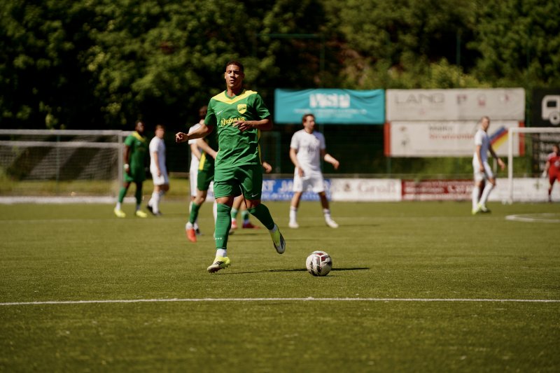 SpV Flittard Spieler im Laufduell beim Fußballspiel