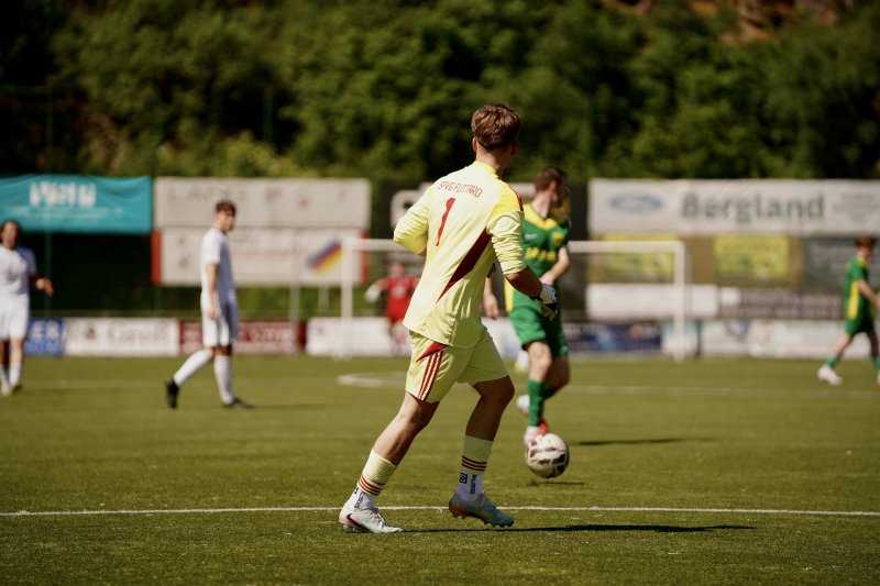 Emre Öztürk (#99; SpV Flittard) beim Spielaufbau