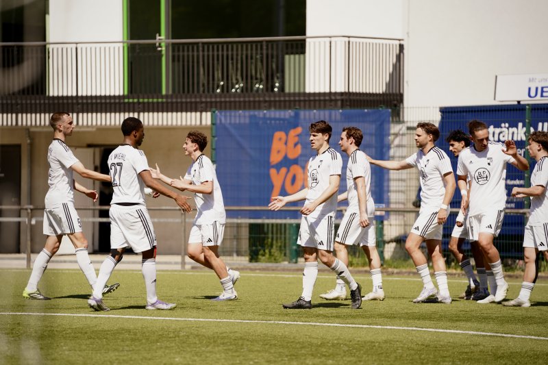 Collins Emeka Ihekaire (#27; FV Wiehl) bejubelt Tor mit Teamkollegen