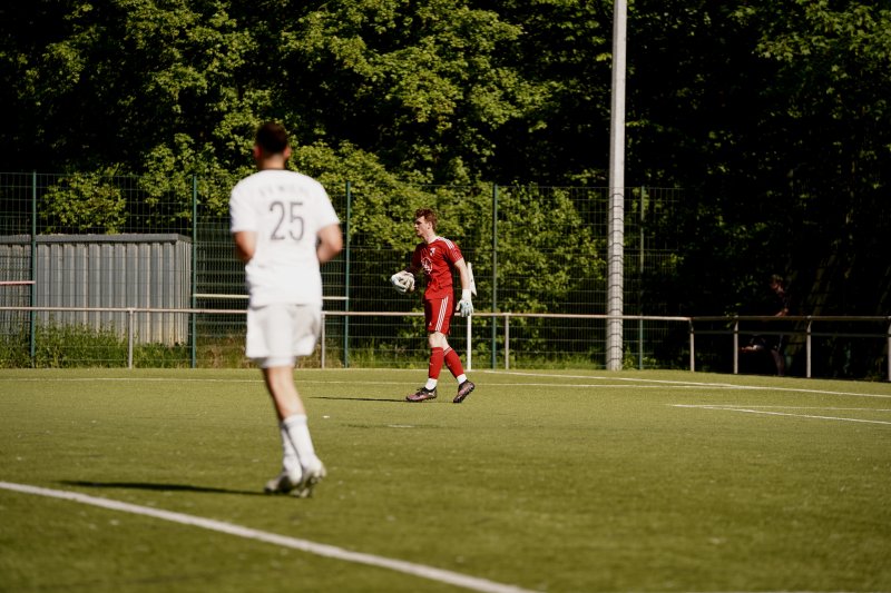 Torwart von FV Wiehl mit Ball im Spielaufbau