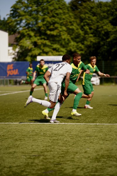 Collins Emeka Ihekaire (#27; FV Wiehl) im Zweikampf gegen SpV Flittard