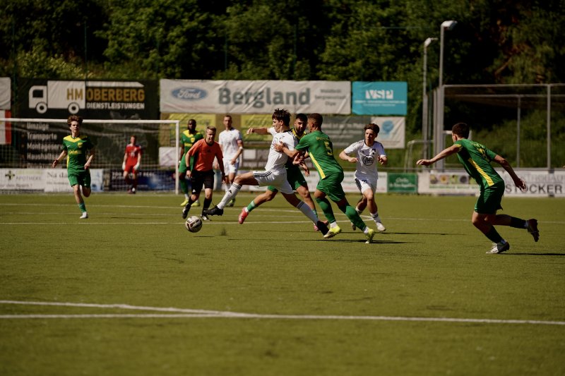 Zweikampf zwischen FV Wiehl und SpV Flittard im Mittelfeld