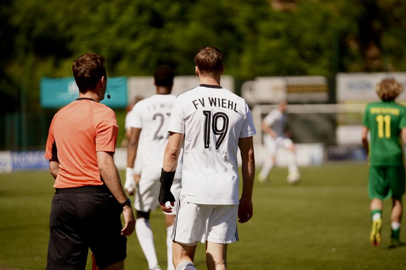 Louis Usko (#19; FV Wiehl) im Gespräch mit dem Schiedsrichter