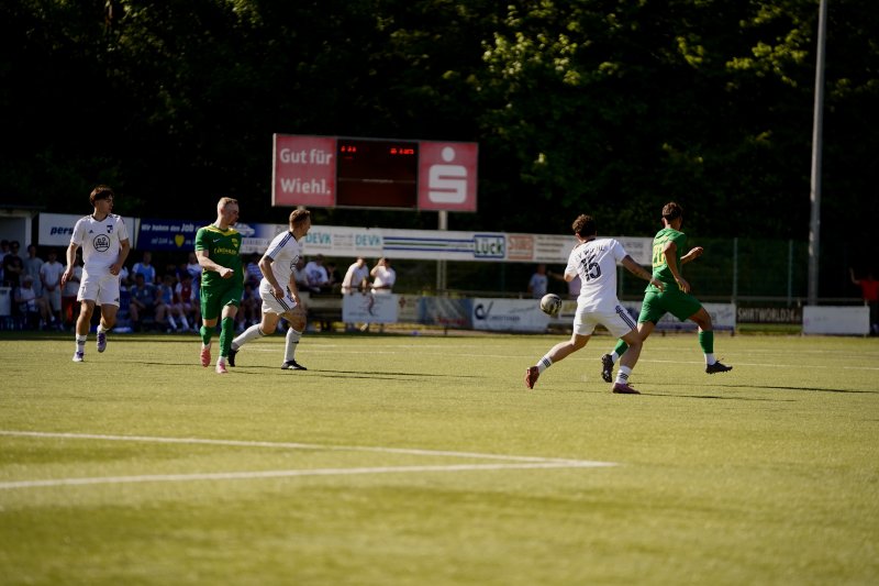 Gino Lanfranco (#15; FV Wiehl) im Zweikampf gegen SpV Flittard