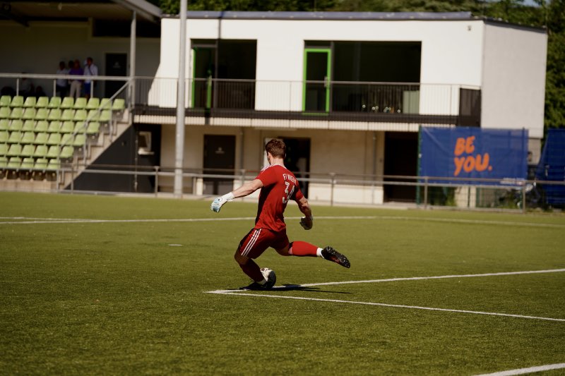 Justin Broy (#34; FV Wiehl) beim Abschlag im Spiel