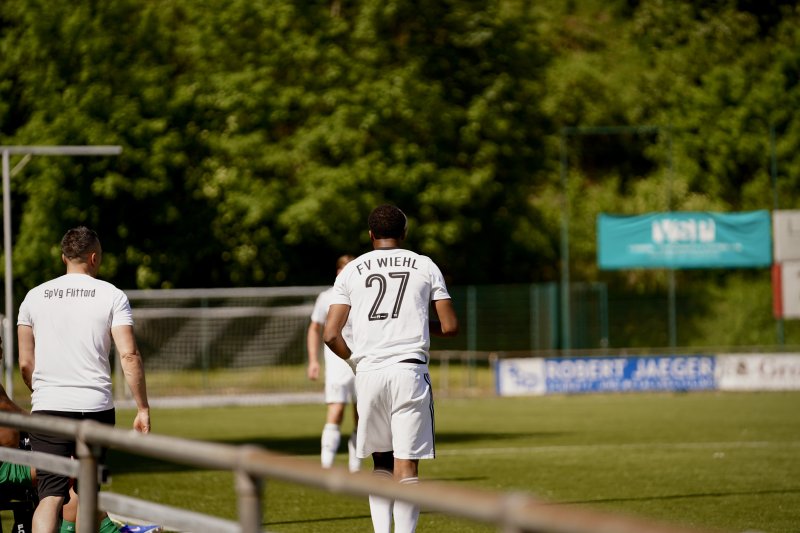 Collins Emeka Ihekaire (#27; FV Wiehl) läuft ins Spielfeld
