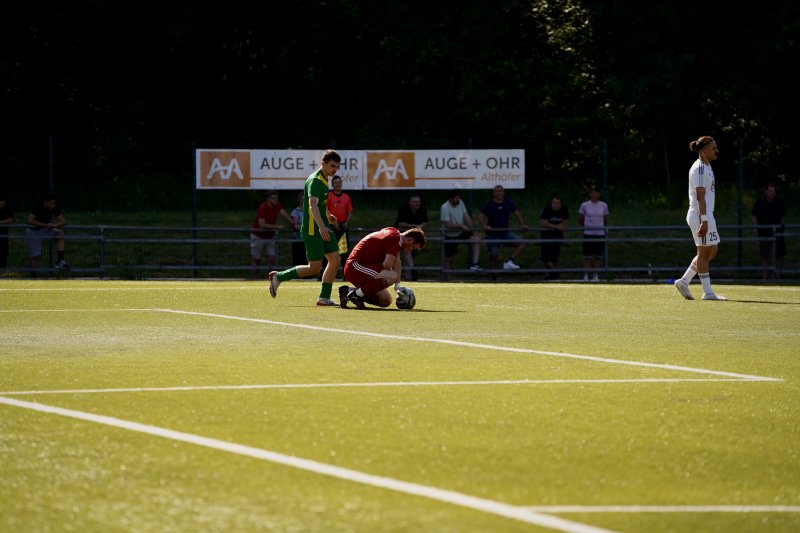 Torwart von SpV Flittard sichert den Ball gegen FV Wiehl