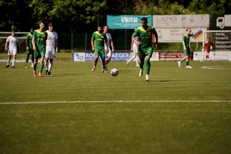 SpV Flittard Spieler läuft auf den Ball zu