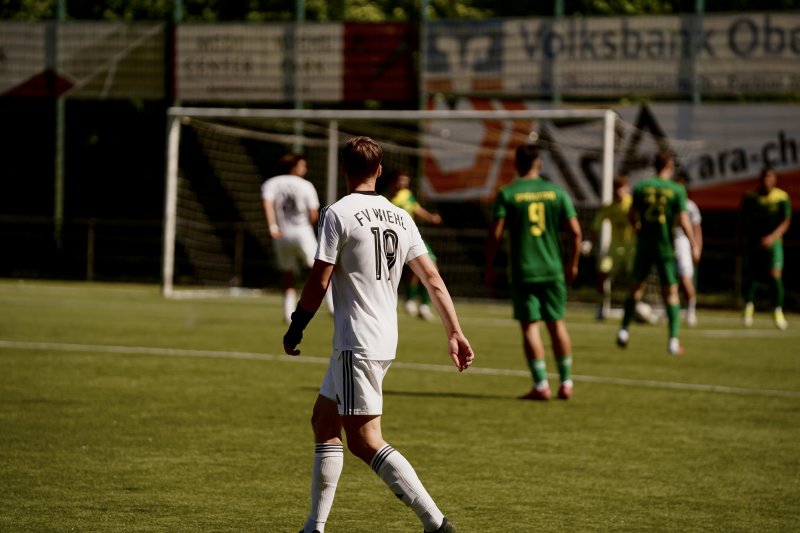 Louis Usko (#19; FV Wiehl) läuft in Richtung Strafraum