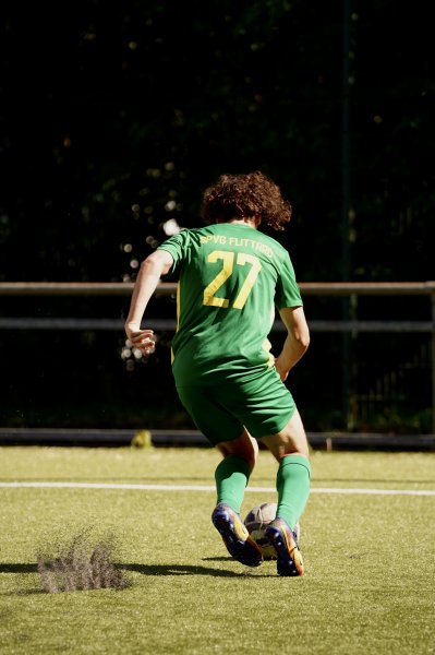SpVg Flittard #27 am Ball mit Bodenkontakt