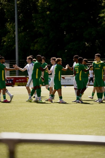 Handshake zwischen FV Wiehl und SpV Flittard vor dem Anpfiff