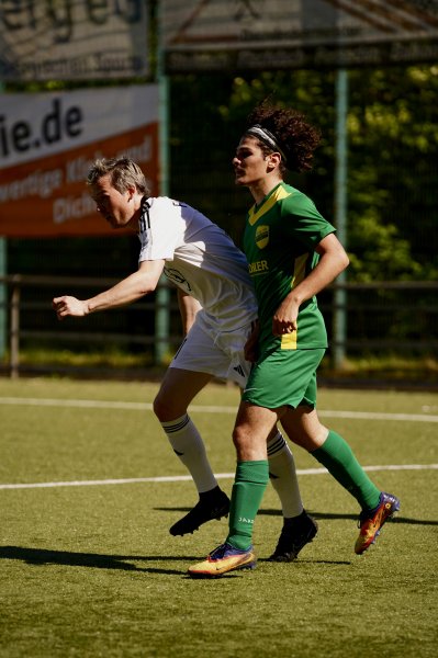 Zweikampf zwischen FV Wiehl und SpV Flittard im Fußballspiel