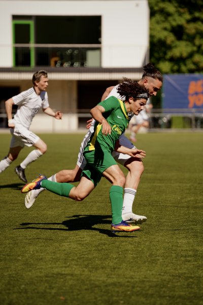 Zweikampf zwischen SpV Flittard und FV Wiehl im Fußballspiel