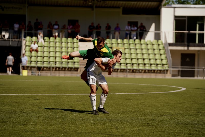 Florian Liebelt (#10; FV Wiehl) im Zweikampf gegen SpV Flittard