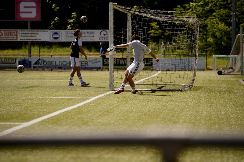 Torwart von SpV Flittard hält Ball am Pfosten
