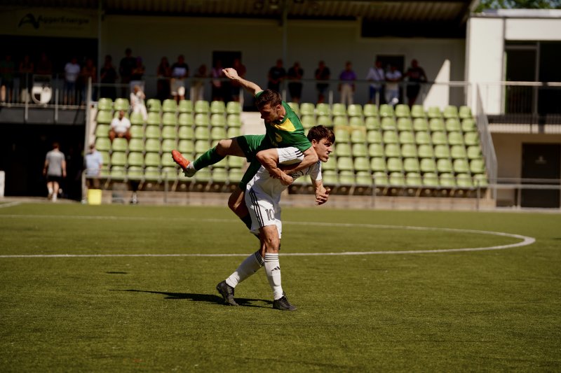 Florian Liebelt (#10; FV Wiehl) im Zweikampf gegen SpV Flittard