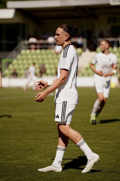 Spieler des FV Wiehl läuft auf dem Rasen