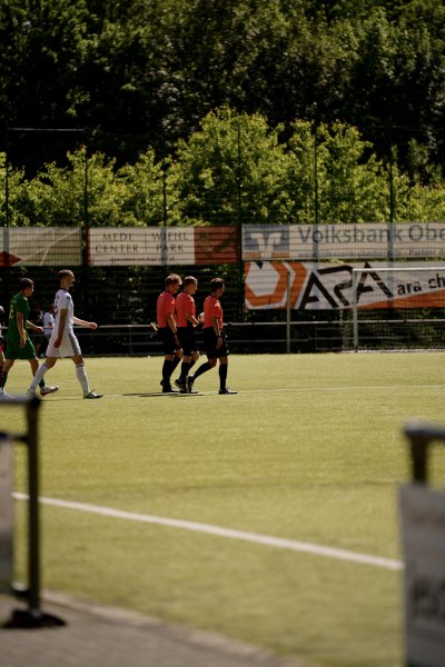 Schiedsrichter und Spieler betreten das Spielfeld beim FV Wiehl vs. SpV Flittard
