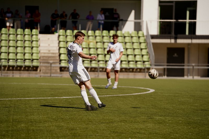 Paul Christian Neuendorff (#20; FV Wiehl) beim Schuss auf das Tor