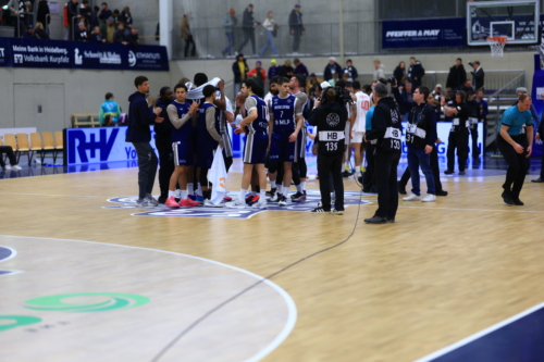 Szene mit Samuell Williamson (10; MLP Academics Heidelberg) und Teamkollegen