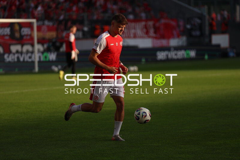 Spieler mit Ball am Fuß