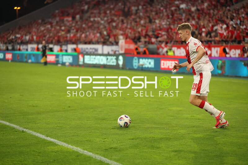 Spieler mit Ball am Fuß