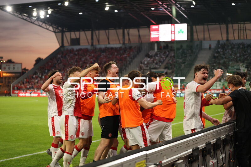 Jubelnde Rot-Weiss Essen im Stadion