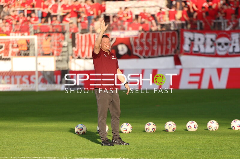 Trainer begrüßt Fans
