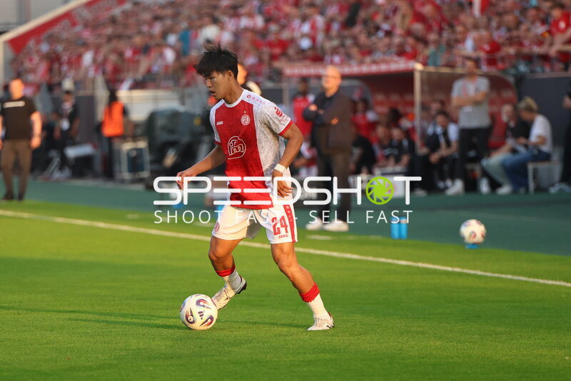 Spieler mit Ball am Fuß