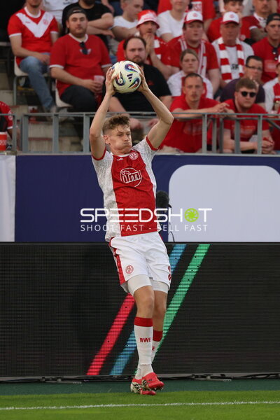 Einwurf von Torben Müsel (26; Rot-Weiss Essen)